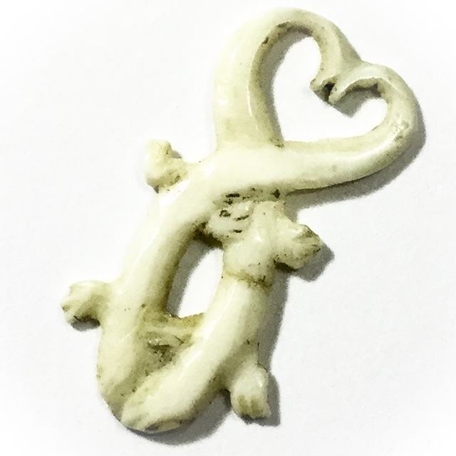 Jing Jok Bee Maha Sanaeh Ivory Gecko Charm Ancient Amulet - Luang Phu Nai Wat Ban Jaeng (2446 - 2531 BE)