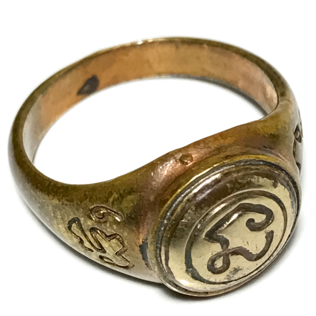Hwaen Na Bad Dtalord Nuea Tong Daeng Hua Albaca Magic Ring With Sacred Na Spell - Luang Por Phaew - Wat Tanode Luang