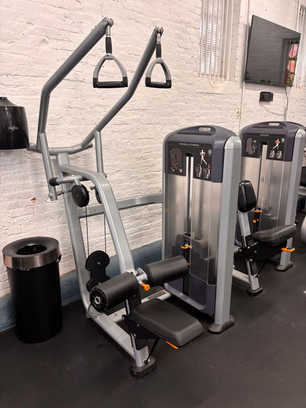 Precor Diverging Lat Pulldown