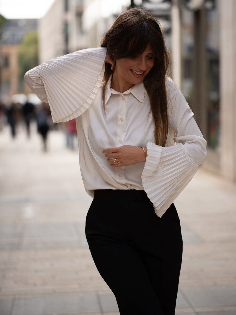 Chemise satinée manchettes plissées