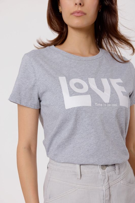 T-shirt inscription love