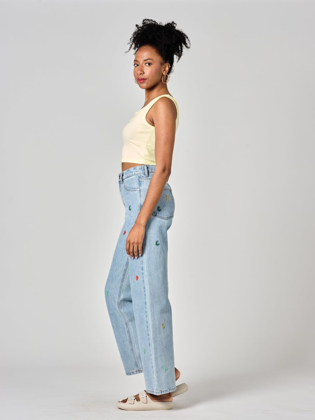 Jean évasé avec motifs brodés