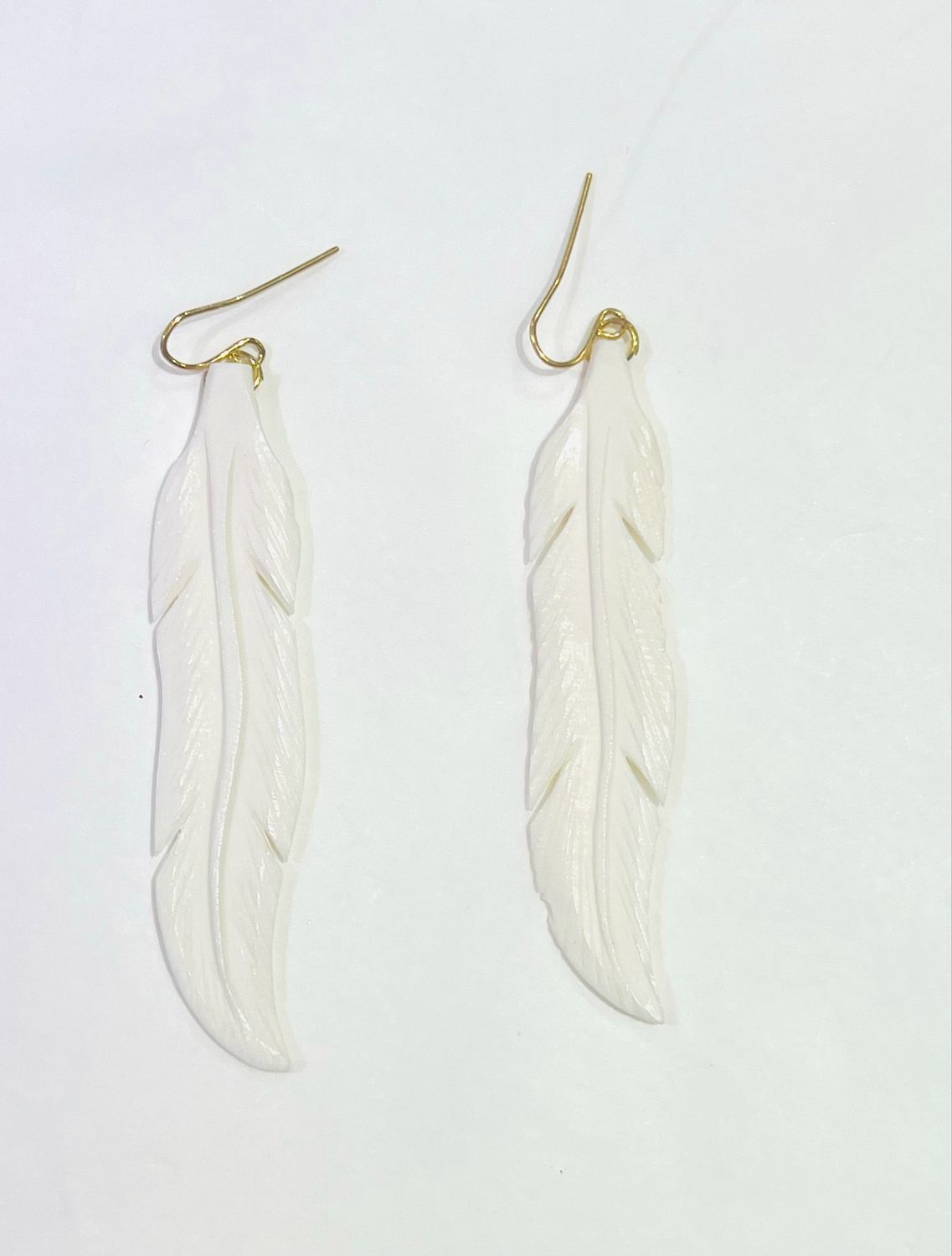 Boucles d’oreille grande plume blanche