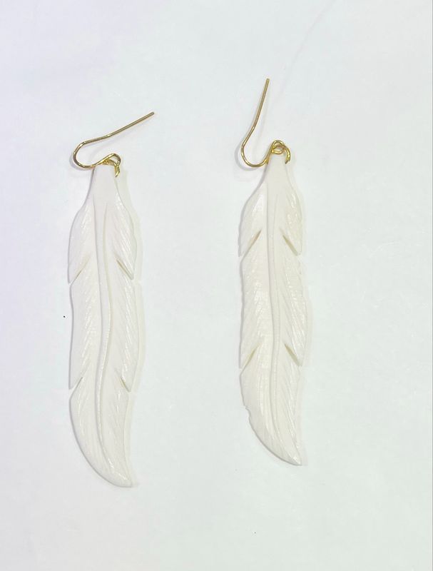 Boucles d’oreille grande plume blanche