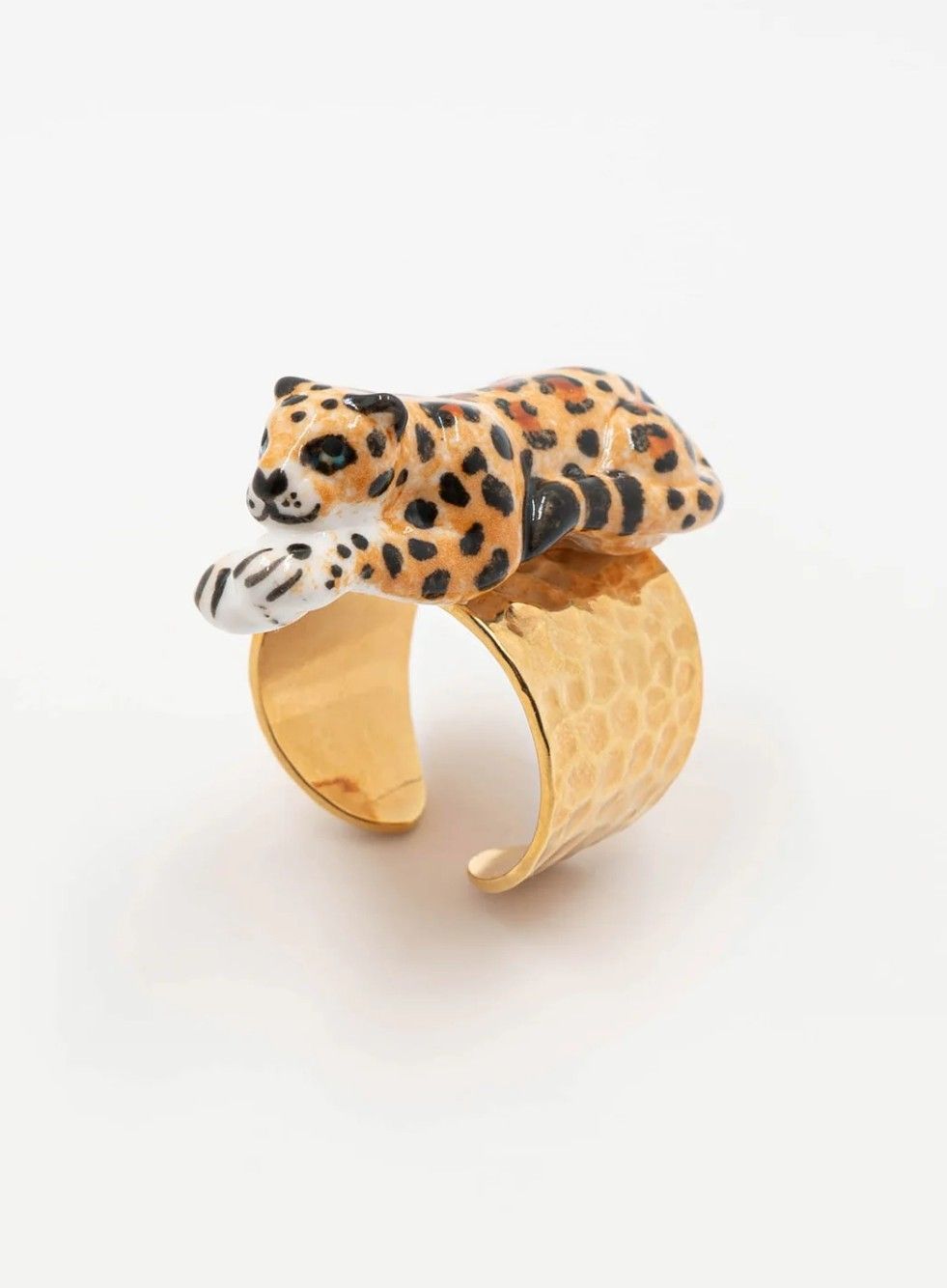 Bague or martelé leopard couché