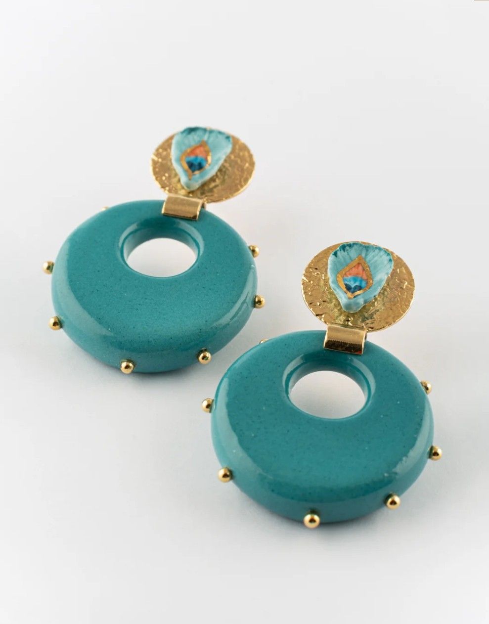 Boucles d’oreilles plume de paon et porcelaine cloutée