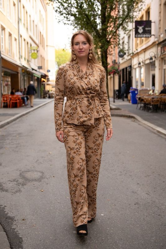 Veste ceinturée à motifs floraux
