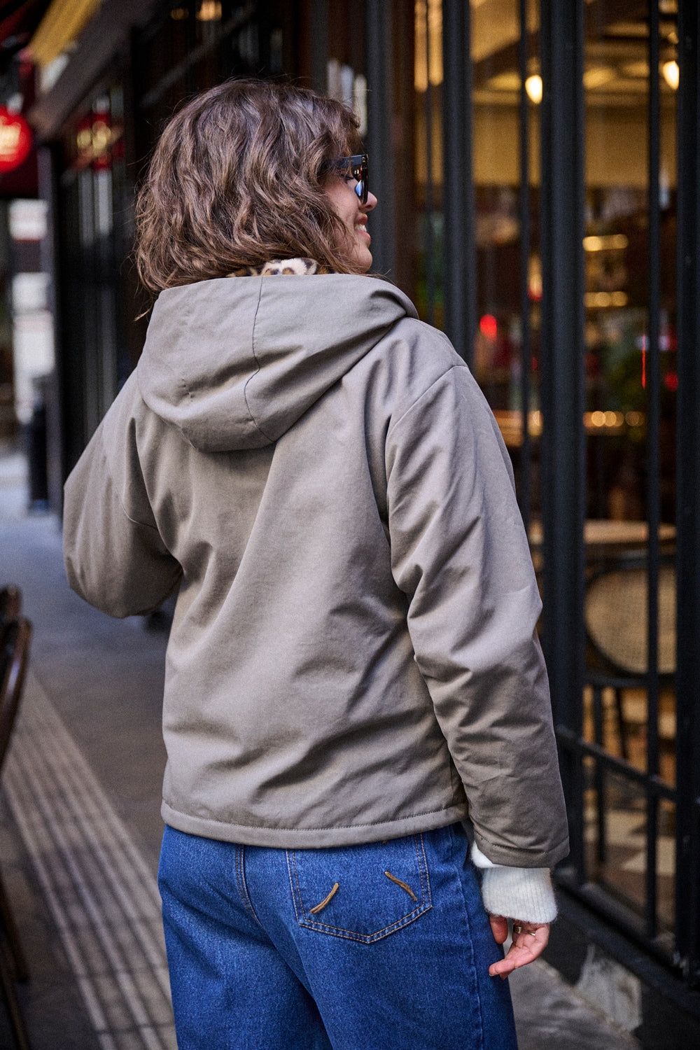 Parka courte doublée fausse fourrure léopard