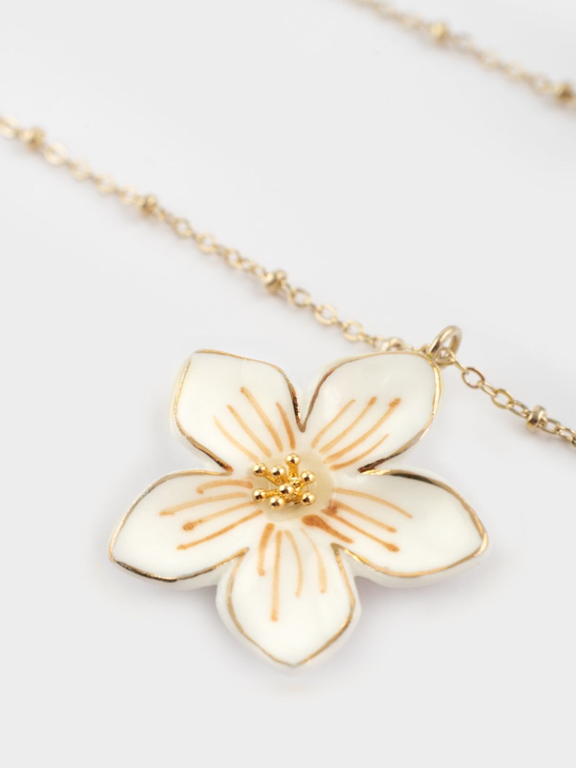 Collier fleur blanche