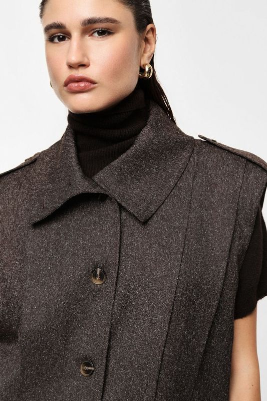 Veste sans manches à boutons et épaules structurées
