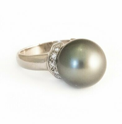 Vintage Platinum Tahitian Pearl & Diamond Ring