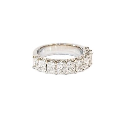 High Quality Radiant Cut 3.80 ct. tw Diamond 18kt Gold Band Ring.