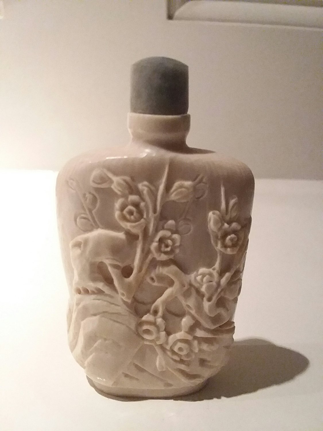 Snuff bottle Ivory carved