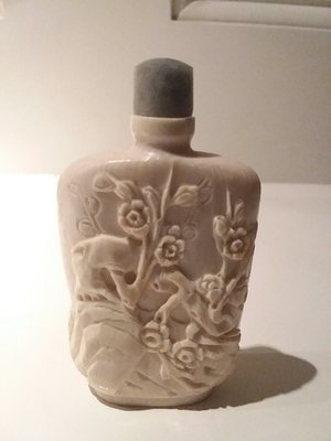 Snuff bottle Ivory carved