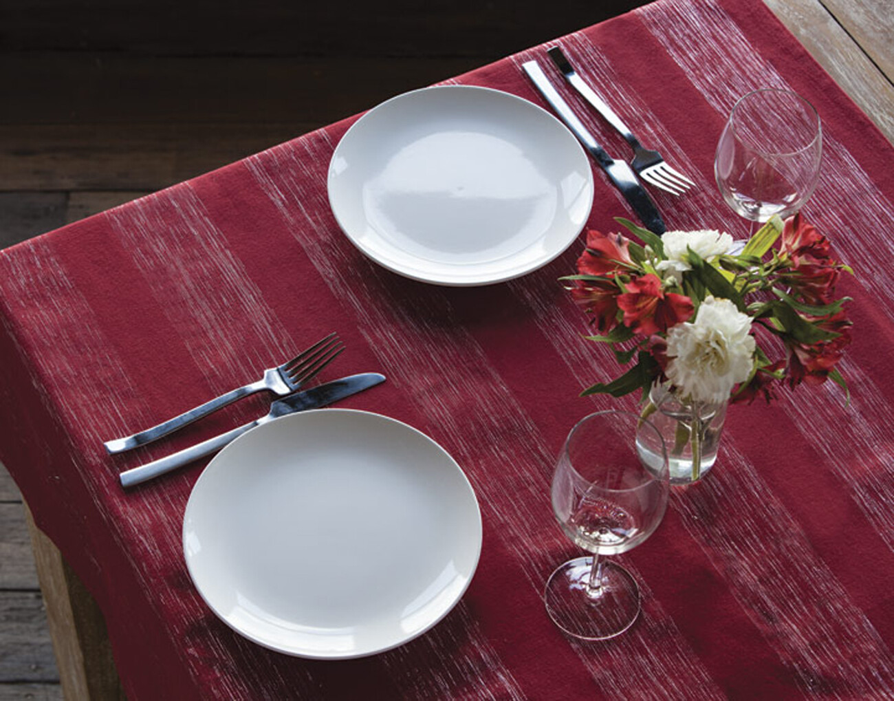 Ladelle Allure Red Tablecloth 150cm x 265cm