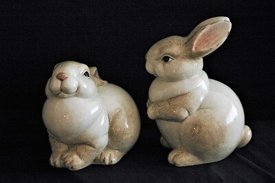 Hase sitzend od. stehend 15/20cm, Steingut, braun