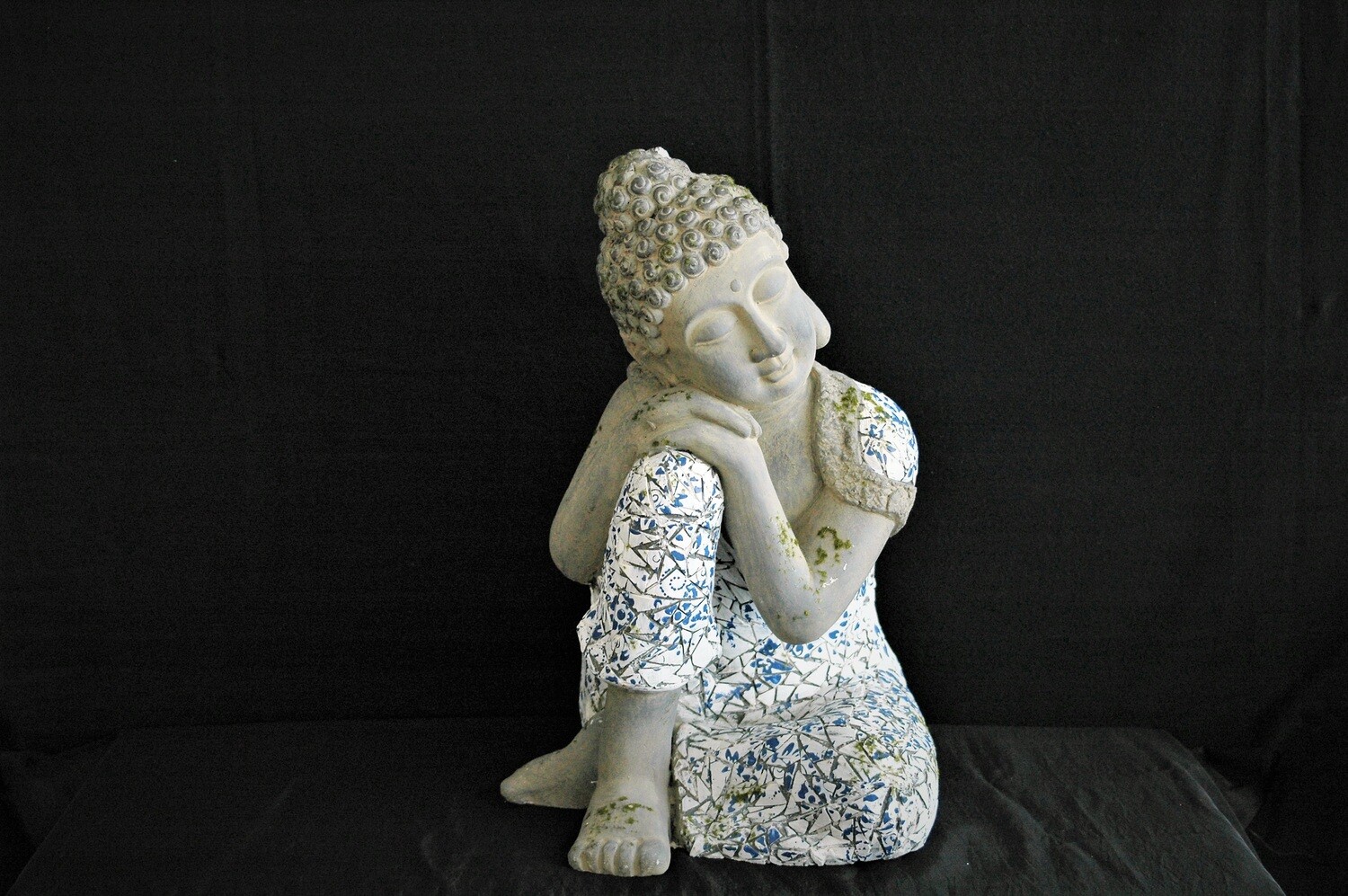 Buddha 46cm sitzend, Magnesia, blau-weiss