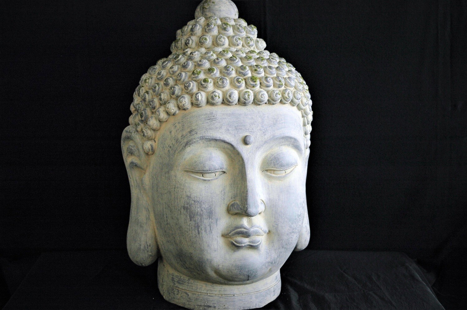 Buddha 46cm sitzend, Magnesia, blau-weiss