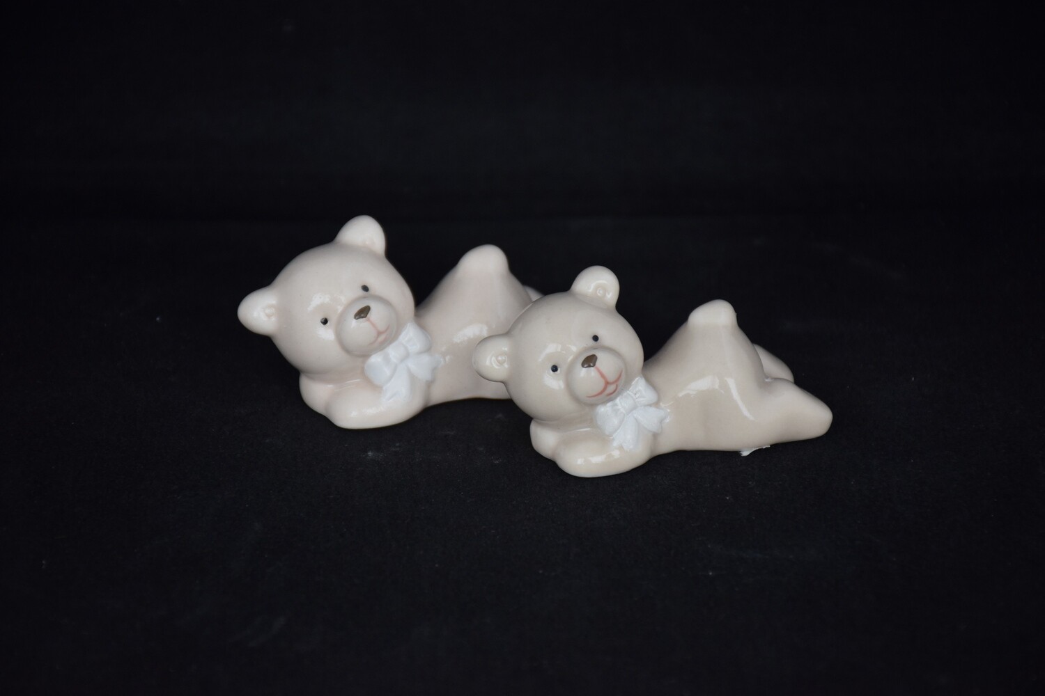 Bär liegend 6cm, Porzellan, beige