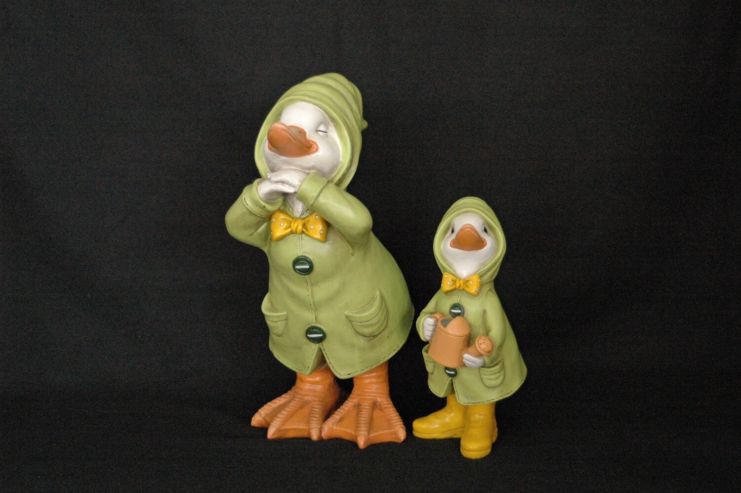 Ente m. Regenmantel 20/30.5cm, Polyresin, grün-gelb