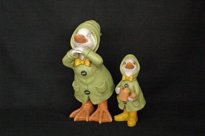 Ente m. Regenmantel 20/30.5cm, Polyresin, grün-gelb