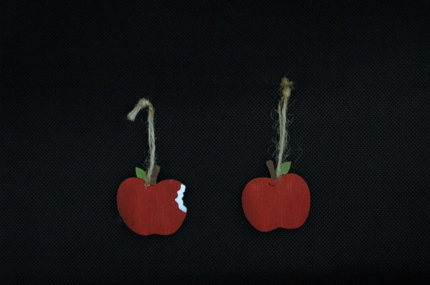 Apfel z. H. ca. 6cm, ass.x2, Holz, rot (6 Stück)