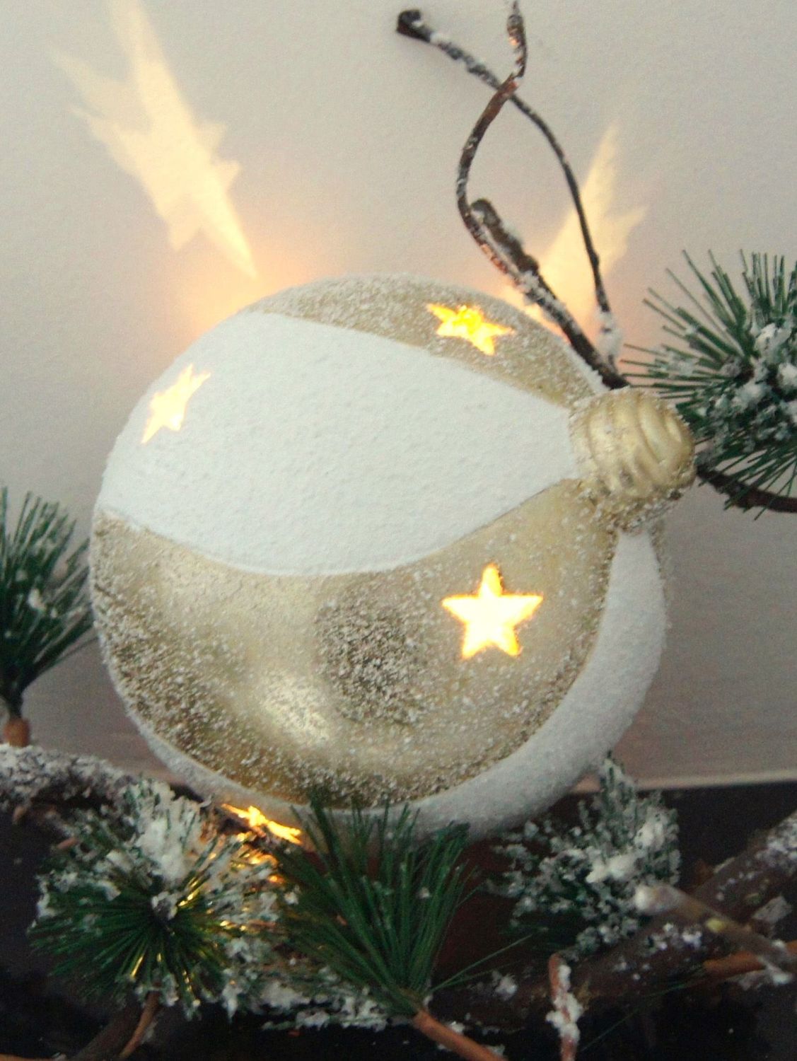 Weihnachtskugel m. LED 11cm, Keramik, gold