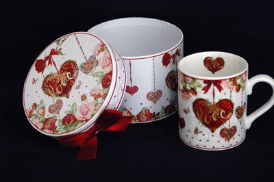 Tasse m.Box "Herzen", rot