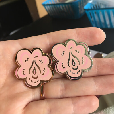*CLEARANCE* Delicate Flower Hard Enamel pin *CLEARANCE* Delicate Flower Hard Enamel pin