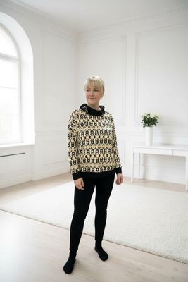 Elegantna majica z ovratnikom-kapuco (vzorec roža)