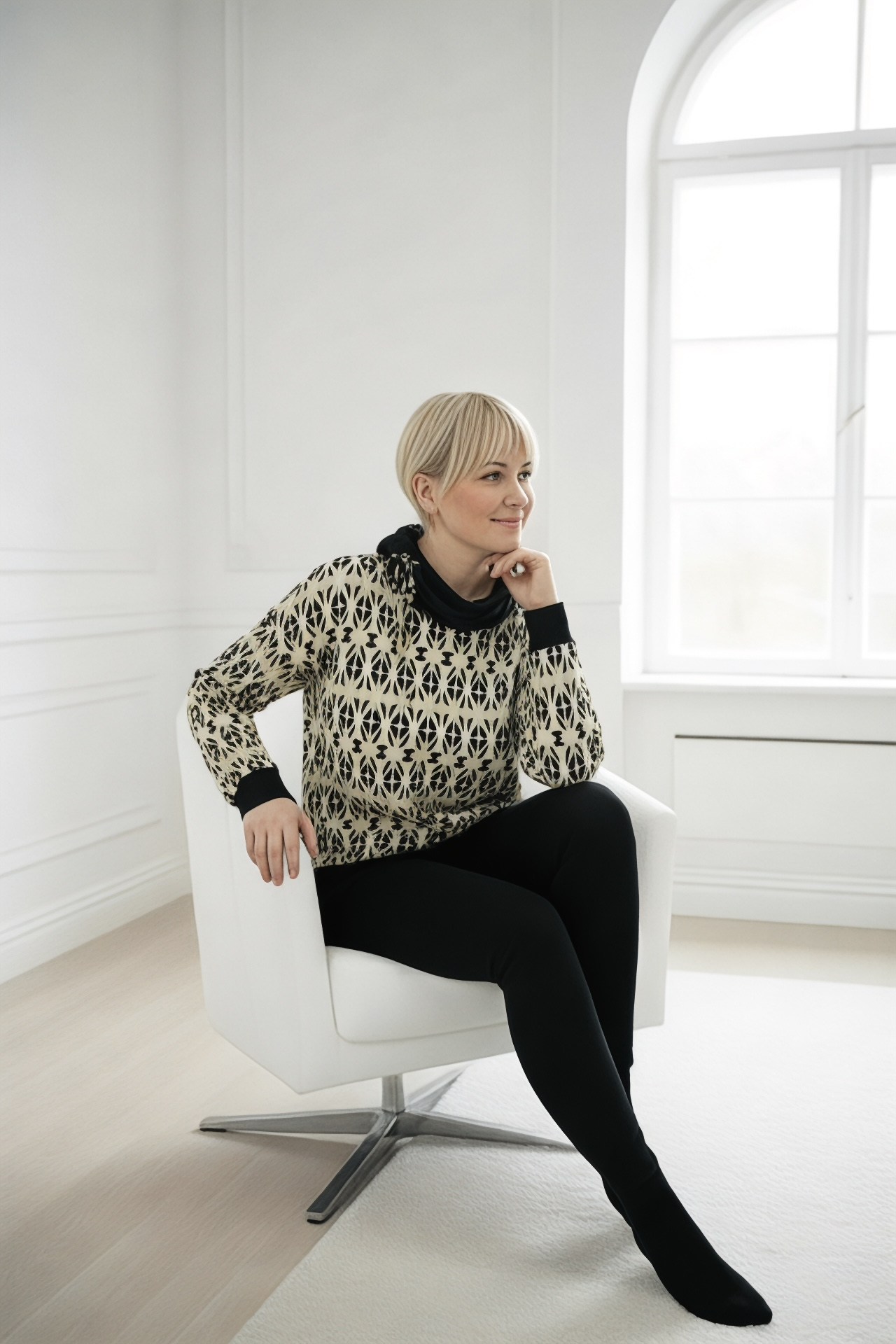 Elegantna majica z ovratnikom-kapuco (vzorec roža)