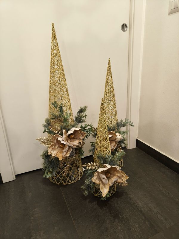 Albero di Natale Cono in Rattan Oro con Magnolia Grande