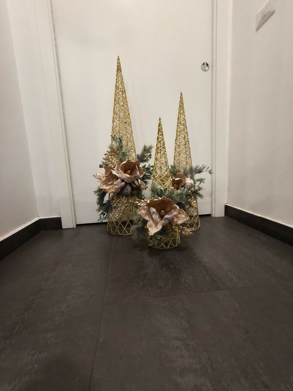 Albero di Natale Cono in Rattan Oro con Magnolia Piccolo