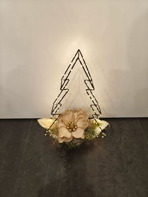 Albero Natale in Metallo decorato con Magnolia con Luci Led Albero Natale in Metallo decorato con Magnolia con Luci Led