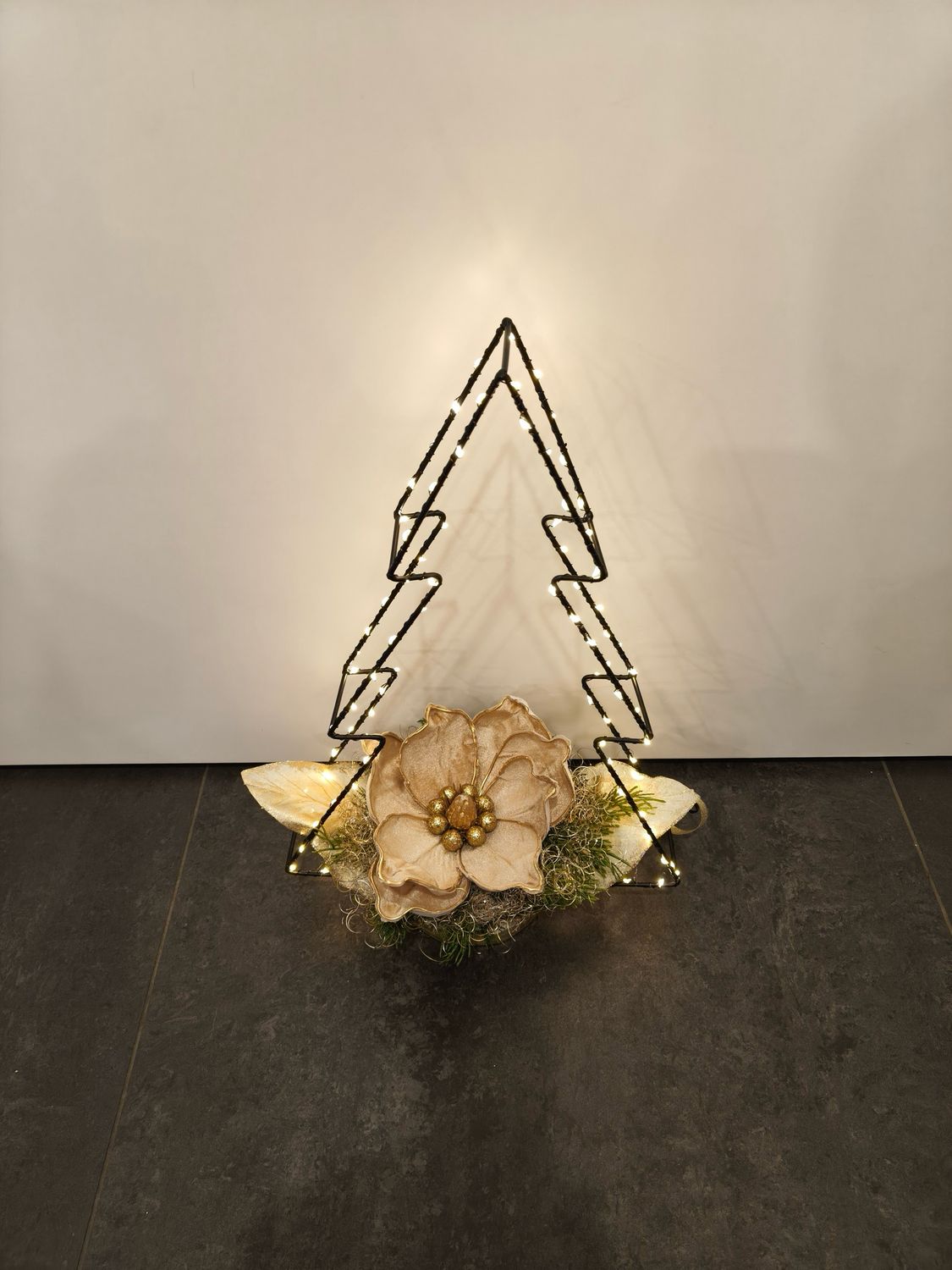 Albero Natale in Metallo decorato con Magnolia con Luci Led Albero Natale in Metallo decorato con Magnolia con Luci Led