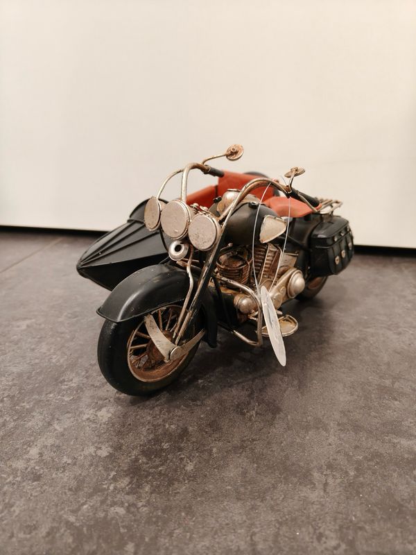 Motocicletta Sidecar in Latta