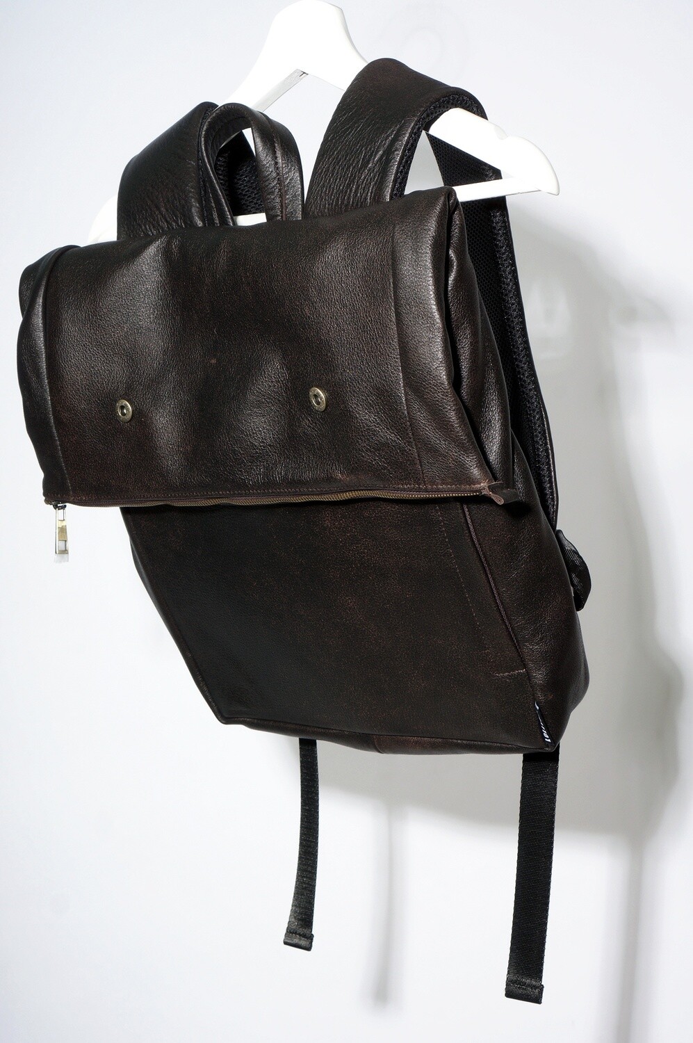 Рюкзак-скрутка коричневый кожаный