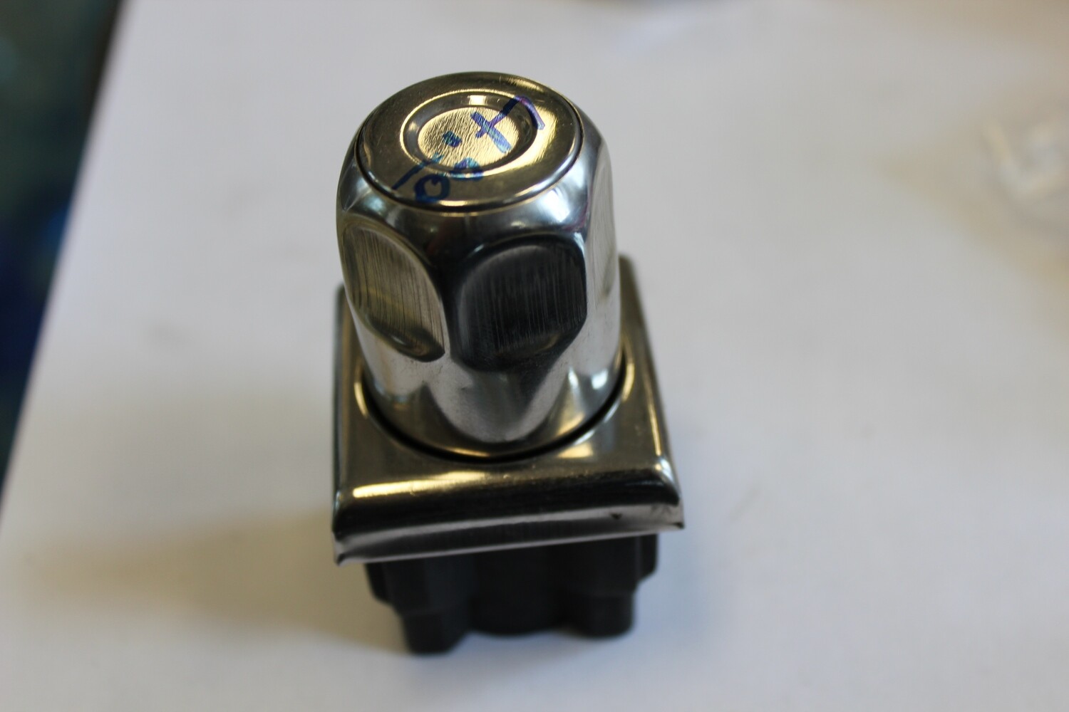 ROUND 38 LEG 1 1/2" HALF ADJUSTABLE STAINLESS STEEL       半不锈钢可调脚
