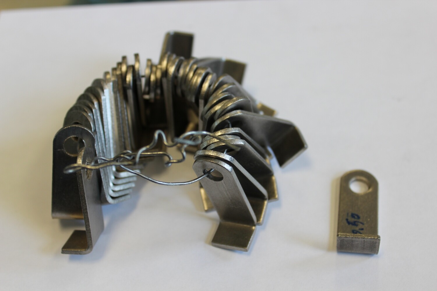 BIG L BRACKET 3.00mm 20/Pack  大  L  形耳子20/扎