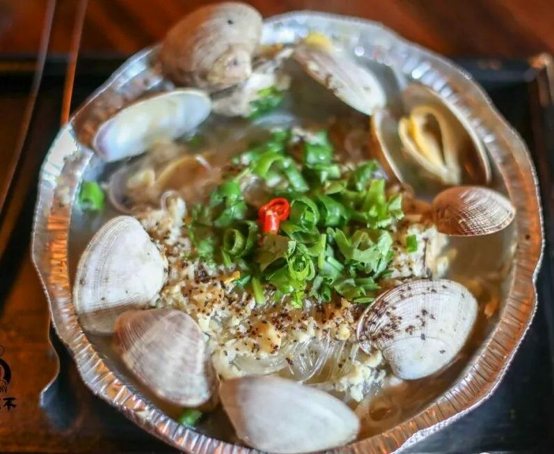 Grilled Clams w- Bean Sprouts 锡纸豆芽花蛤