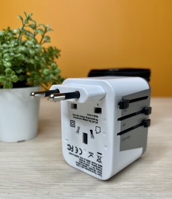 Adaptador de corriente universal con 3 USB-C y 2 USB A