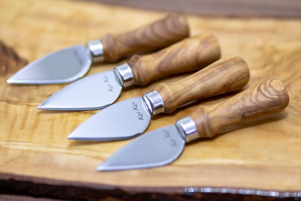 Juego de 4 cuchillos con mangos de Olivo para quesos duros