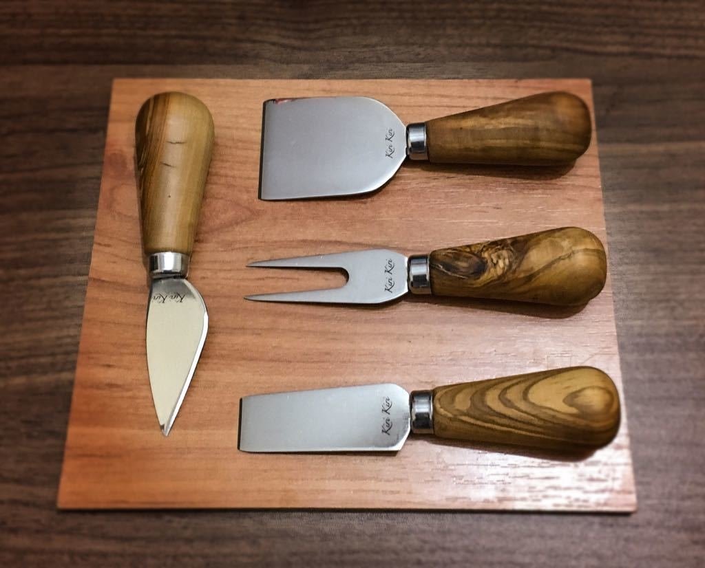 Cuchillos para Quesos de Acero Inoxidable y Mangos de Olivo