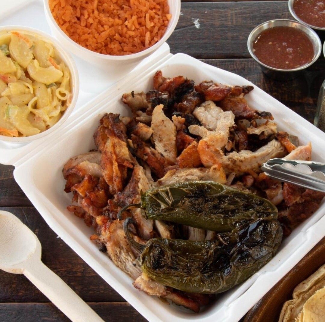 Pollo Deshuesado al carbón con arroz y ensalada Media Orden