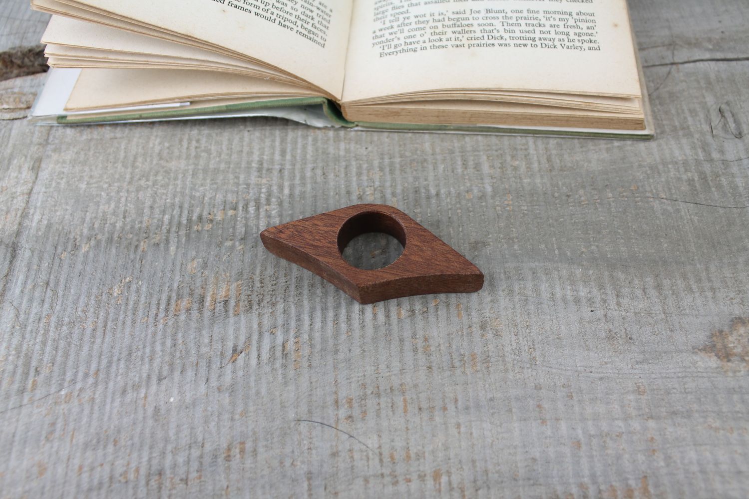 Sapele Mahogany Wood 25mm Thumb Ring Book Page Holder