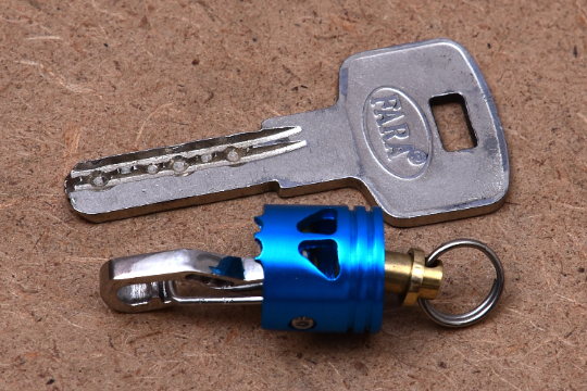 KYLINK Quick release connector Key chain with Skull Piston Bob Car Pendant Double Swivel Light Blue