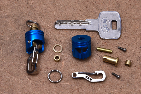 KYLINK Quick release connector Key chain with Skull Piston Bob Car Pendant Double Swivel Light Blue