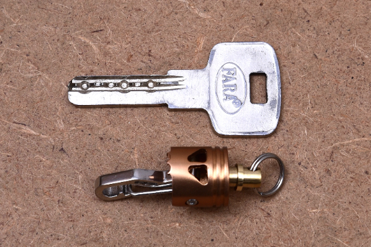 KYLINK Quick release connector Key chain with Skull Piston Bob Car Pendant Double Swivel Light Cupper