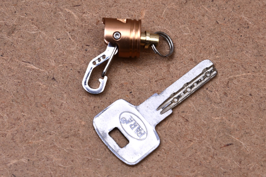 KYLINK Quick release connector Key chain with Skull Piston Bob Car Pendant Double Swivel Light Cupper