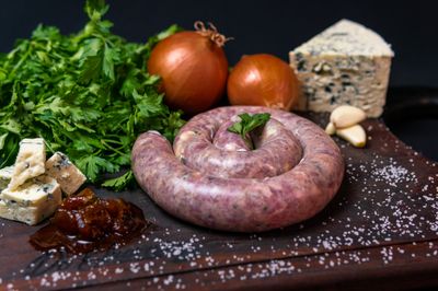 Linguiça de Cebola Caramelizada com Gorgonzola Linguiça de Cebola Caramelizada com Gorgonzola